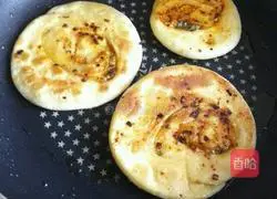 Illustration of making spicy scallion pancake 11