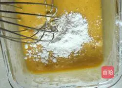 Illustration of how to make banana egg pancake 4