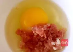 Illustration of how to make egg lean meat pie 1