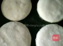 Illustration of making dough pie 3