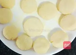 Illustration of how to make corn and egg pancakes 3