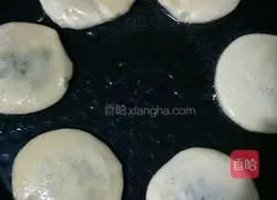 Illustration of how to make glutinous rice, millet flour and black sesame cakes 6