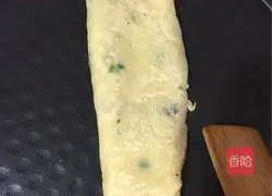 Illustration of how to make egg and green onion pancake 8