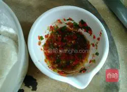 Illustration of how to make chili and scallion pancakes 4