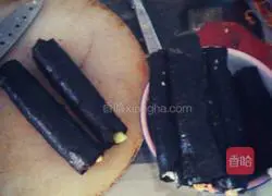 Illustration of how to make cucumber and ham sushi 3