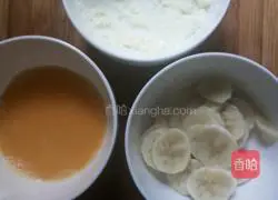 Illustration of how to make egg pancakes wrapped with banana slices 1
