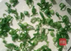 Illustration of how to make scallion hand cakes 3