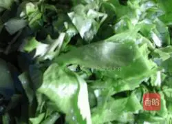 Illustration of how to make celery leaf and shredded potato pancakes 1