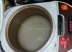 Illustration of how to make spicy cabbage sushi rolls 1