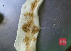 Illustration of how to make crispy five-spice sesame cake 6