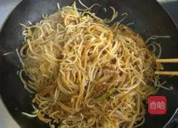 Bean sprouts Illustration of how to make braised pork pancakes 5