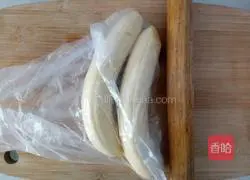 Illustration of how to make banana egg pancakes 2