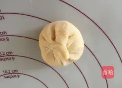 Illustration of how to make sesame and white sugar round cakes 8