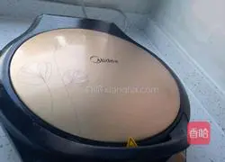 Illustration of how to make potato shredded egg pancake 5