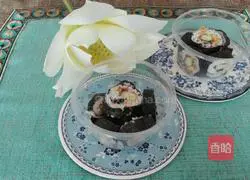 Illustration of how to make meat floss, banana and cucumber sushi 14