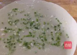 Illustration of how to make green onion pancakes 8
