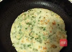 Illustration of how to make scallion crispy cake 7