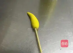 Illustration of how to make fondant cake flowers 3