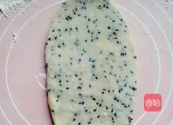 Illustration of how to make black sesame and rose sauce sesame cakes 6