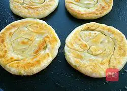 Illustration of how to make scallion pancakes 15