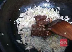 Illustration of how to make fennel stuffed pie 3