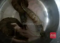 Illustration of how to make celery leaf shrimp cakes 3