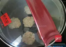 Illustration of how to make shrimp and vegetable cakes for baby food supplement 16