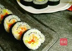 Illustration of how to make sushi rolls 10