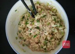 Illustration of how to make golden needle meat pie 4