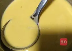 Illustration of how to make bean dregs and cornmeal pancakes 3