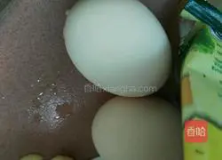 Illustration of how to make fried rice cake with eggs 1