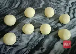 Illustration of how to make small pumpkin cake 4