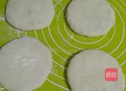 Illustration of how to make egg and leek pie 15