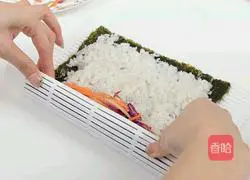 Illustration of how to make meat floss sushi 5