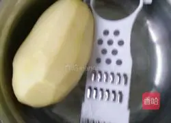 Illustration of how to make red sausage, potato shreds and egg pancakes 1