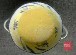 Illustration of how to make banana egg pancake 3