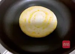 Illustration of how to make egg yolk layer cake 18