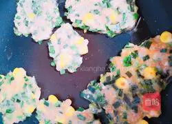 Illustration of how to make chive corn patties 2