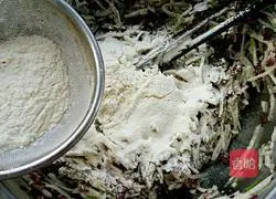 Illustration of how to make purple cabbage and radish cake 4