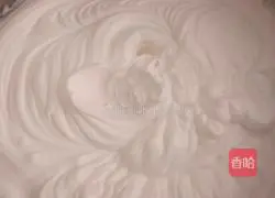 Illustration of how to decorate a double-layer cake with cream 2