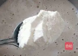 Illustration of how to make banana walnut milk waffles 5