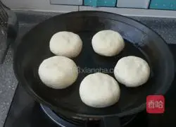 Illustration of how to make onion meat patties 8