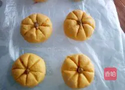 Illustration of how to make simple pumpkin cake (the cover is quick-frozen and then fried, so it looks ugly)