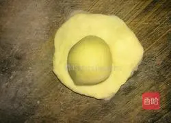 Illustration of how to make crispy bean paste egg yolk cake 3