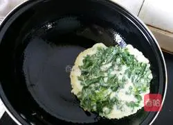 Illustration of how to make celery leaf egg pancake 7