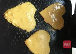 Illustration of how to make banana egg pancake 7