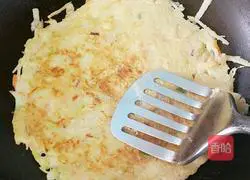 Illustration of how to make shredded potato and egg pancakes 8