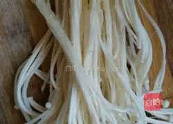 Illustration of making homemade mushroom sauce 1