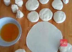 Illustration of how to make shredded pork burrito 2