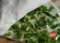 Illustration of how to make soy sauce scallion pancake 4
